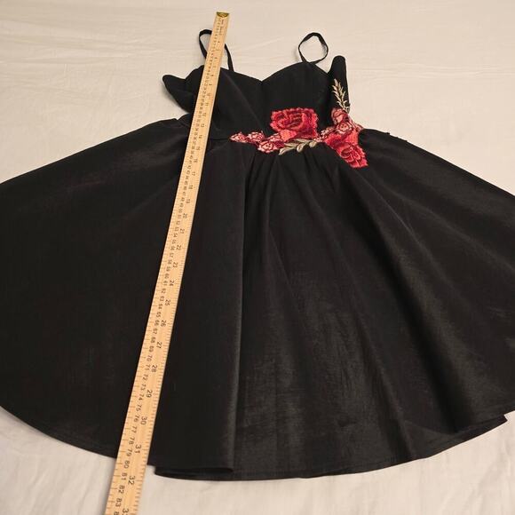 Black Mini Dress Sz S Sweetheart Embroided Rose Applique Strappy Whimsigoth Y2K - Picture 9 of 11